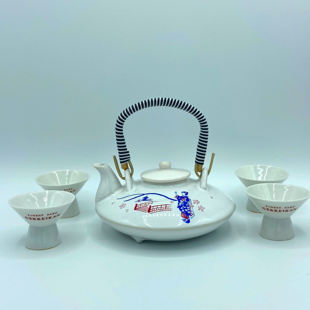 VINTAGE CHINA "GEKKEIKAN" SAKE SET: LIDDED POT WITH 4 CUPS